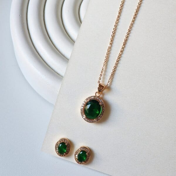 Emerald Oval Stone Set